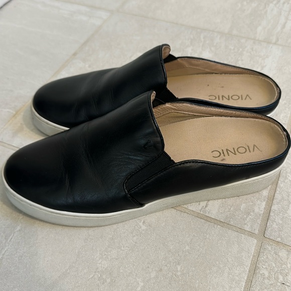 Vionic Dakota Black leather Slip On Mule Sneaker - Picture 1 of 7